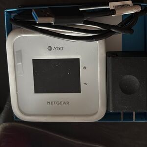 NETGEAR White Hotspot with Black Charger